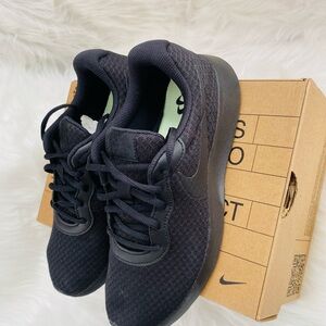 Nike Tanjun Sneakers – Black/Volt – Women’s 8.5 / Men’s 7 (EUR 40)